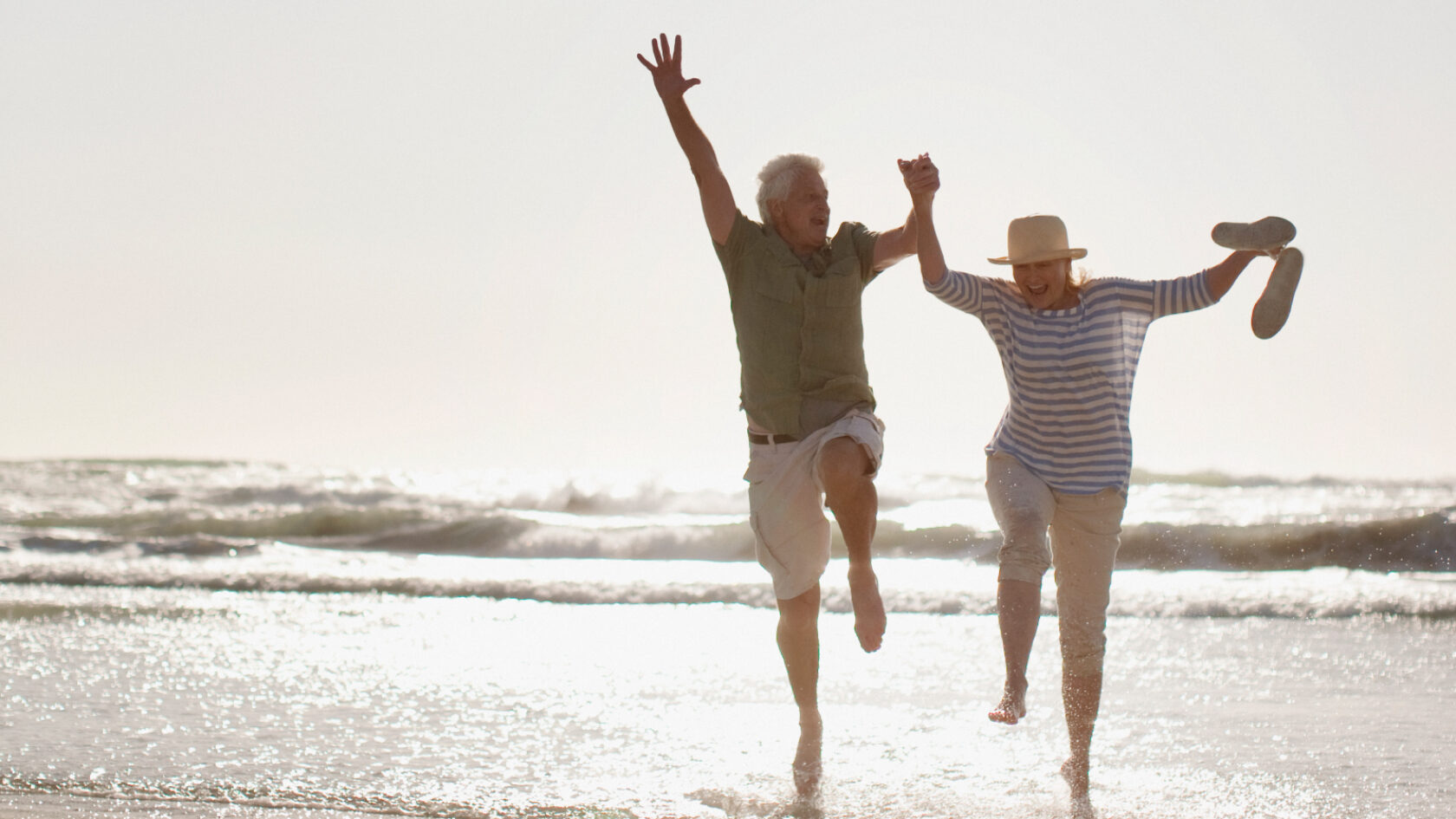 Una pareja se divierte en una playa soleada.