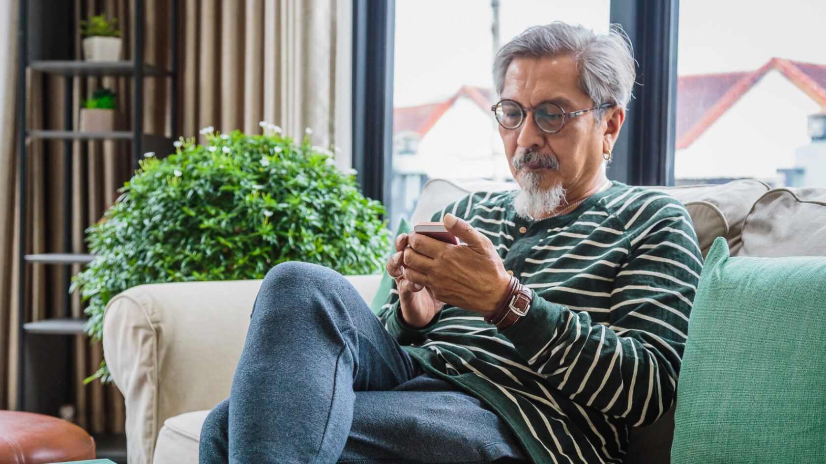 Un hombre observa la información sobre su salud en un teléfono inteligente.